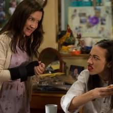 Haters Back Off: Angela Kinsey e Colleen Ballinger in una foto della serie