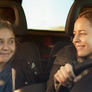 Little Wing: Paula Vesala e Linnea Skog insieme in una scena del film