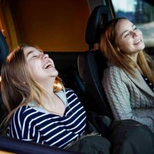 Little Wing: Paula Vesala e Linnea Skog sorridenti in una scena del film