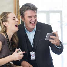 Mascots: Maria Blasucci e John Michael Higgins in una foto del film