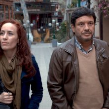 One Last Afternoon: Katerina D'Onofrio e Lucho Cáceres camminano insieme in una scena del film