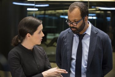 Westworld: Shannon Woodward e Jeffrey Wright in una foto di The Stray