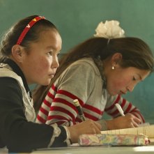 The Eagle Huntress: Aisholpan a scuola in una scena del documentario