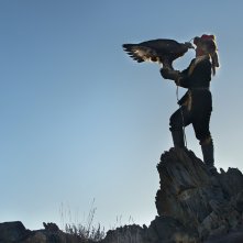 The Eagle Huntress: Aisholpan con la sua aquila in una scena del documentario