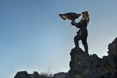 The Eagle Huntress: Aisholpan con la sua aquila in una scena del documentario