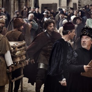 Medici, Masters of Florence: Guido Caprino in mezzo alla folla