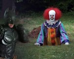 Un tizio vestito da Batman affronta i clown inquietanti!