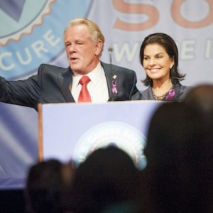 Graves: Nick Nolte e Sela Ward in una scena