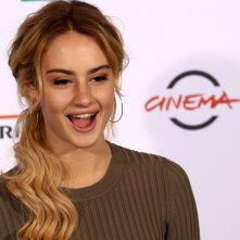 Roma 2016: una sorridente Grace Van Patten al photocall di Tramps 