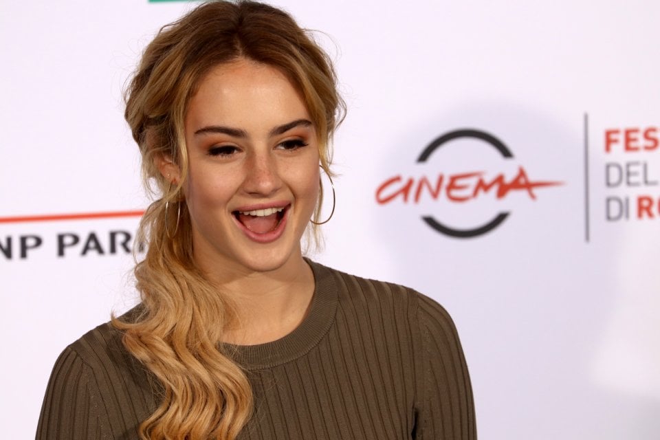 Roma 2016: una sorridente Grace Van Patten al photocall di Tramps