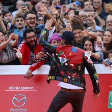 Roma 2016: Jovanotti saluta i fan sul red carpet