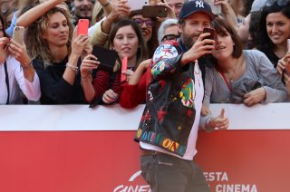 Roma 2016: Jovanotti fa un selfie con una fan sul red carpet