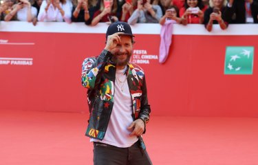 Roma 2016: Jovanotti si toglie il cappello sul red carpet