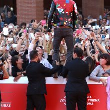 Roma 2016: Jovanotti si arrampica per salutare la folla sul red carpet