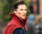 Doctor Strange: Benedict Cumberbatch in costume ignorato in un bar di NY