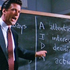 Alec Baldwin in una scena del film Americani