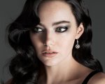 Emma Stone posa con i capelli neri per Vogue (e imita Britney Spears!)