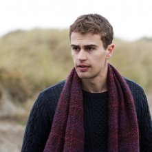 Il segreto: Theo James in una scena del film