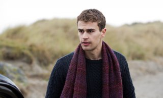Il segreto: Theo James in una scena del film