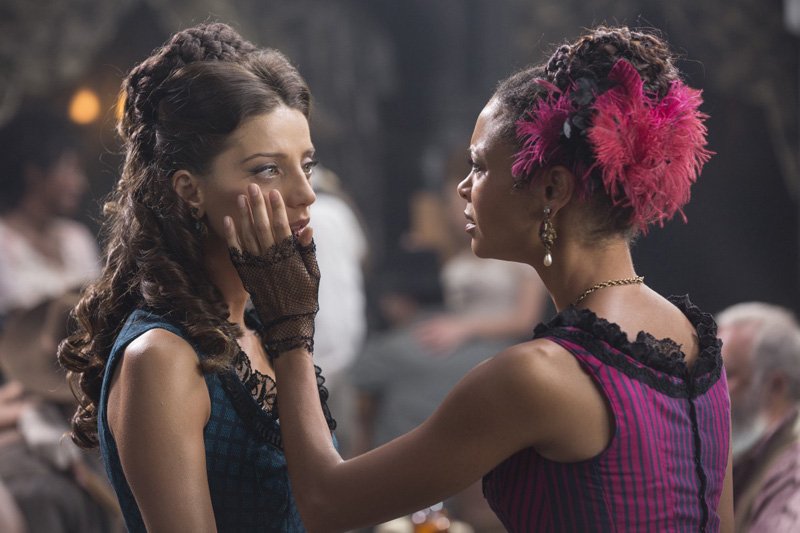 Westworld: le attrici Angela Sarayafan e Thandie Newton in Dissonance Theory