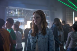 Black Mirror: l'attrice Mackenzie Davis nell'episodio San Junipero