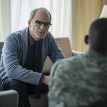 Black Mirror: gli attori Michael Kelly e Malachi Kirby in Men Against Fire