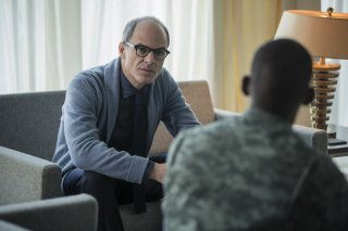 Black Mirror: gli attori Michael Kelly e Malachi Kirby in Men Against Fire
