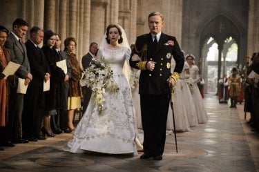 The Crown: Claire Foy e Jared Harris in una foto del primo episodio