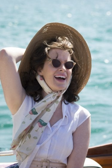 The Crown: una sorridente Claire Foy nel primo episodio