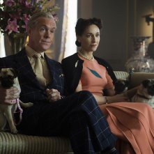 The Crown: Alex Jennings e Lia Williams in una foto della serie