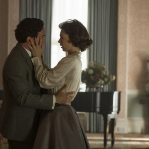 The Crown: Ben Miles e Vanessa Kirby in una foto del decimo episodio