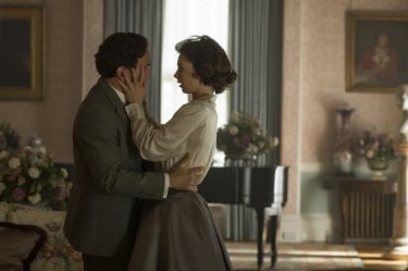 The Crown: Ben Miles e Vanessa Kirby in una foto del decimo episodio