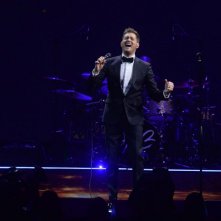 Michael Bublé - Tour Stop 148: Bublé sul palco in un'immagine del documentario