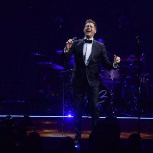 Michael Bublé - Tour Stop 148: Bublé sul palco in un'immagine del documentario