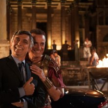 Non si ruba a casa dei ladri: Vincenzo Salemme e Massimo Ghini sorridenti sul set del film