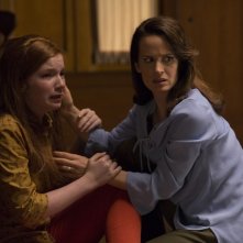 Ouija - L'origine del male: Annalise Basso ed Elizabeth Reaser in un momento del film