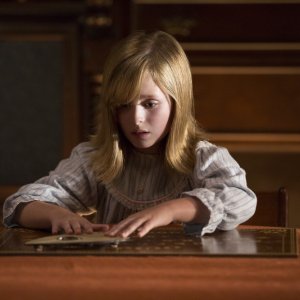Ouija - L'origine del male: Lulu Wilson in una scena del film