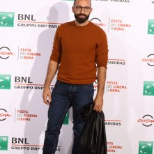 Roma 2016: Mattia Colombo posa al photocall di Ritmo sbilenco