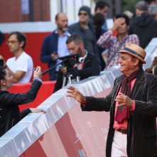 Roma 2016: Renzo Arbore davanti ai giornalisti sul red carpet