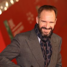 Roma 2016: Ralph Fiennes sorride sul red carpet de Il paziente inglese