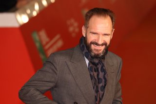 Roma 2016: Ralph Fiennes sorride sul red carpet de Il paziente inglese