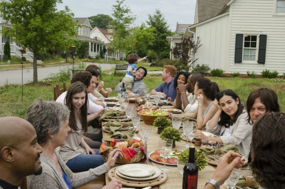 The Walking Dead: la cena di famiglia mostrata in The Day Will Come When You Won't Be