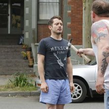 Dirk Gently's Holistic Detective Agency: l'attore Elijah Wood in una foto del primo episodio