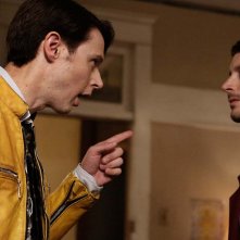 Dirk Gently's Holistic Detective Agency: gli attori Samuel Barnett ed Elijah Wood in una foto del primo episodio
