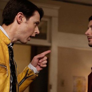 Dirk Gently's Holistic Detective Agency: gli attori Samuel Barnett ed Elijah Wood in una foto del primo episodio