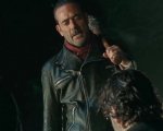 The Walking Dead 7, le vittime di Negan salutano i fan con due video (e un selfie)