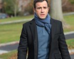 Justin Theroux cena a lume di candela col suo cane durante la quarantena