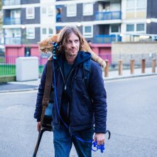 A spasso con Bob: Luke Treadaway in un momento del film