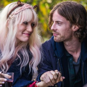 A spasso con Bob: Luke Treadaway e Ruta Gedmintas in una scena del film