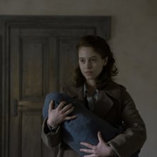 Agnus Dei: Lou de Laâge in una scena del film